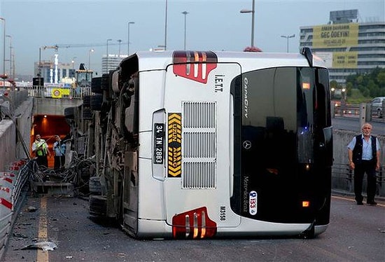 Cevizlibağ'da Metrobüs Devrildi: 2'si Ağır 10 Yaralı