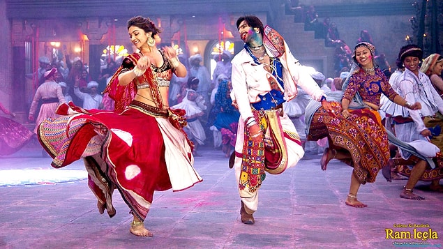 1. Hollywood filmlerinde daha sakin, duru renkler kullanılır. Bollywood filmlerinde ise kıyafetlerden mekanlara her şey rengarenktir.
