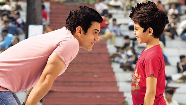 12. Hollywood'da özellikle son dönemlerde zekice kurgulanmış bilim kurgu filmleri yapılırken Bollywood'da daha çok siyaset, eğitim, din gibi sosyal konulara değinen ve eleştiren dram filmleri yapılır.