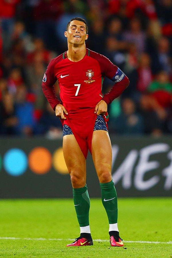 Cristiano Ronaldo, Euro 2016'da oynadığı ilk 2 maçta çektiği 20 şutta gol atamadı.