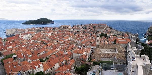"Selam arkadaşlar, ben Annie. Hırvatistan'ın Dubrovnik kentinden yeni döndüm..."
