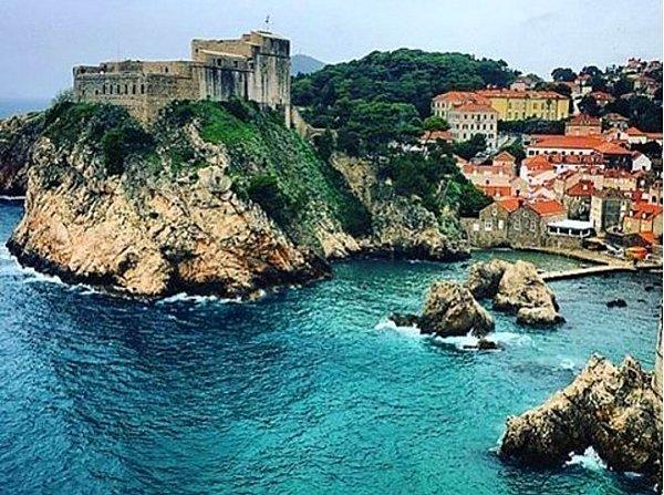 "Dubrovnik özellikle 'Kralın Şehri' için doğal bir seçim olmuş çünkü kent antik surlara sahip ve GoT'un orta çağa özgü ve büyülü ortamını iyice tamamlıyor."