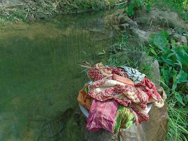 Nepal'de kadınların bir başka sıkıntısı ise hijyen... Kullandıkları pedleri temizleyerek yeniden kullanmaları gerekli ve bu temizliği de dokunmalarının dahi yasak olduğu derelerde herkesin önünde yapmak zorunda kalıyorlar...