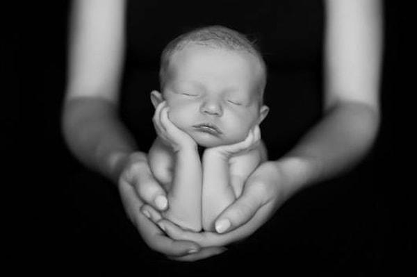 Doğumdan sonraki aylarda, beynin korku ve anksiyete gibi duyguları yöneten amigdala bölümünde görülen büyüme, annenin davranışlarını etkiliyor ve onu bebeğine karşı daha duyarlı hale getiriyor.