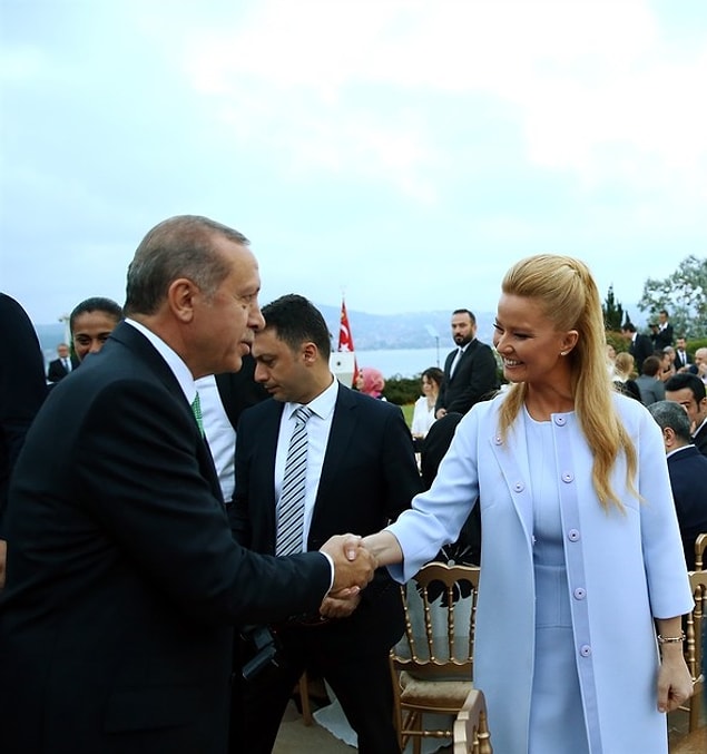 Hanımların özellikle açık renk giysiler tercih ettiği görüldü.