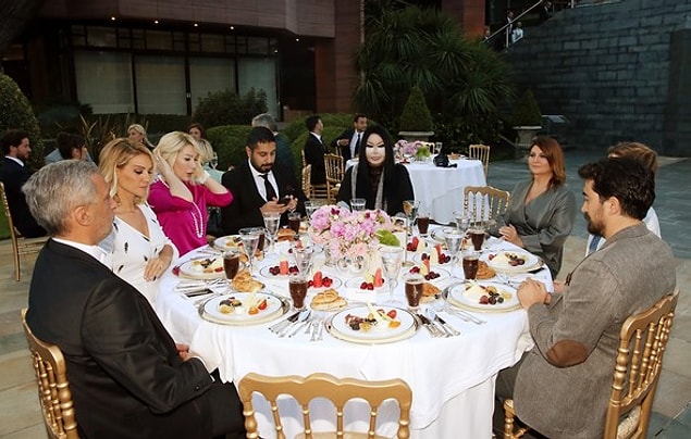 Seda Sayan ve Esra Erol, Zuhal Topal ile yaşadıkları evlilik programı polemiğinden beri ilk kez yan yana gelerek aynı tarafta oldukları mesajını verdiler.