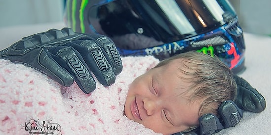 Малышка улыбается во сне в «объятиях» перчаток своего погибшего отца