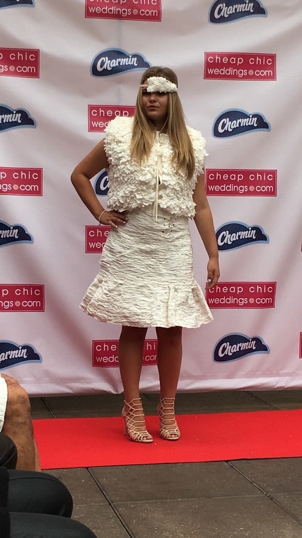 8. Дизайнер Ханна Райли рассказала, что на создание платья в таком стиле ее вдохновил образ Эффи Бряк.