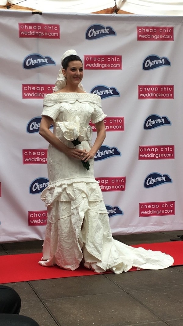 5. Луис Разо назвал свое творение «Сборки и плиссе». Он даже сделал букет из туалетной бумаги!