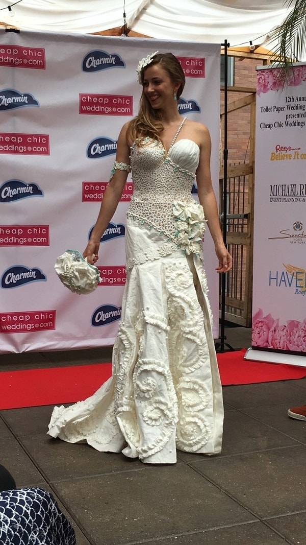 3. Все эти чудесные платья даже не вошли в тройку топа. А вот платье Донны Винцлер смогло там оказаться! И, кстати, легким движением длинная юбка превращается в мини.