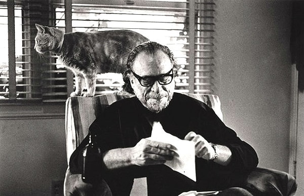 13. Выходных я не любил. Все вываливают на улицы. Все режутся в пинг-понг, или стригут свои газоны, или драют машины, или едут в супермаркет, или на пляж, или в парк. Везде толпы. У меня любимый день – понедельник. Все возвращаются на работу, и никто глаза не мозолит.