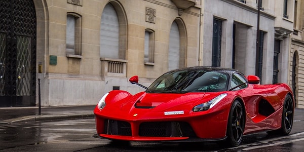 16. А Ferrari? Все еще штампует автомобили с центральным расположением двигателя.