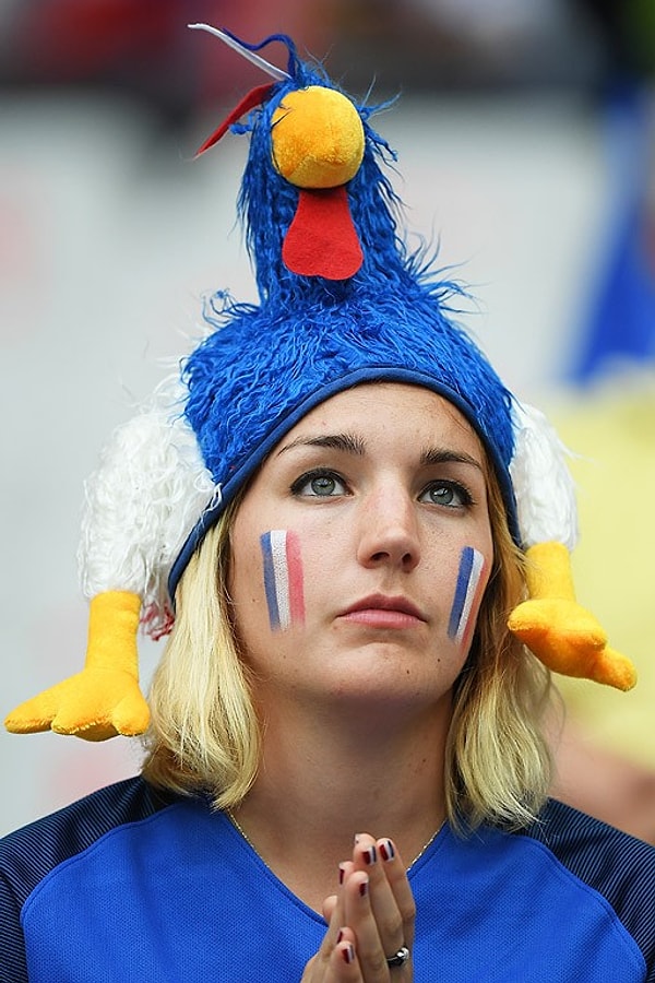 С прекрасным чувством юмора.