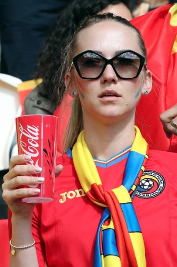 3. На их фоне румынки довольно скромны и сдержанны.