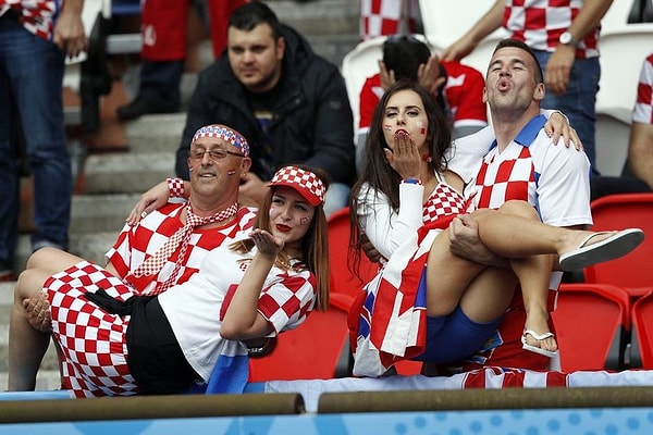 7. Хорватские девушки молятся вместе со своими мужчинами.