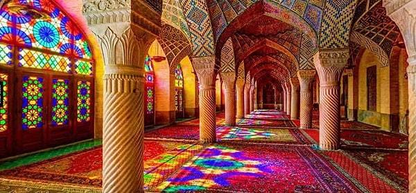7. Camii yapımında kullanılan pembe ağırlıklı çiniler nedeniyle her ne kadar pembe gibi dursa da, caminin içinde tüm renkler vardır.