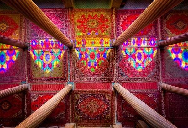 9. Renk cümbüşü ve ince sanatıyla hayranlık uyandıran caminin tasarımında eski Türk Uygarlıkları ile Osmanlı ve Fars sanatlarının da etkisi bulunuyor.