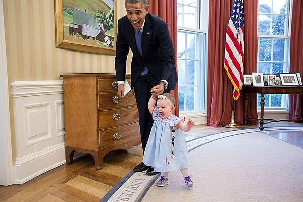 34. Evet yine Oval Ofis'te bir bebeğe yürümeyi öğretirken