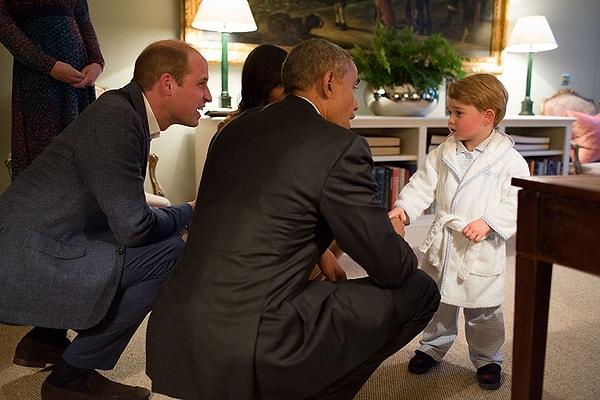 37. Dünyanın en 'saygın' bebeği Prens George ve Obama (çömelmiş olan Obama)