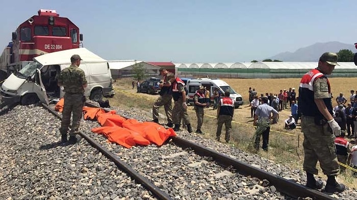 Elazığ'da Tren Minibüse Çarptı: 9 İşçi Can Verdi