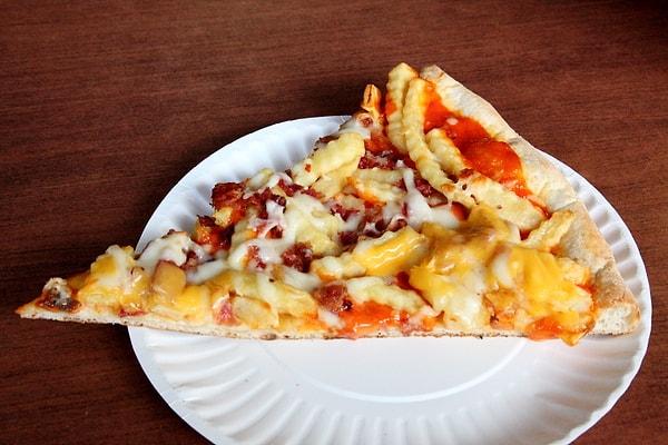 11. Bir pepperoni pizzanın üzerine patates kızartması ve tercih ettiğiniz bir sosu ekledikten sonra başka bir dilimi üzerine koyun. Nefis!