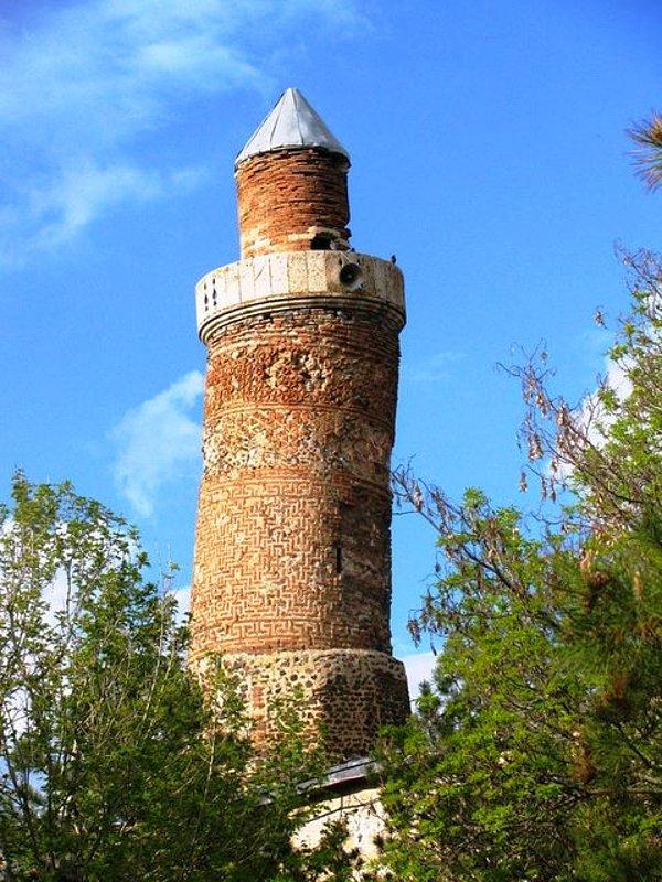 5. Minarenin yapımında sığsız tuğlalar kullanılmış.