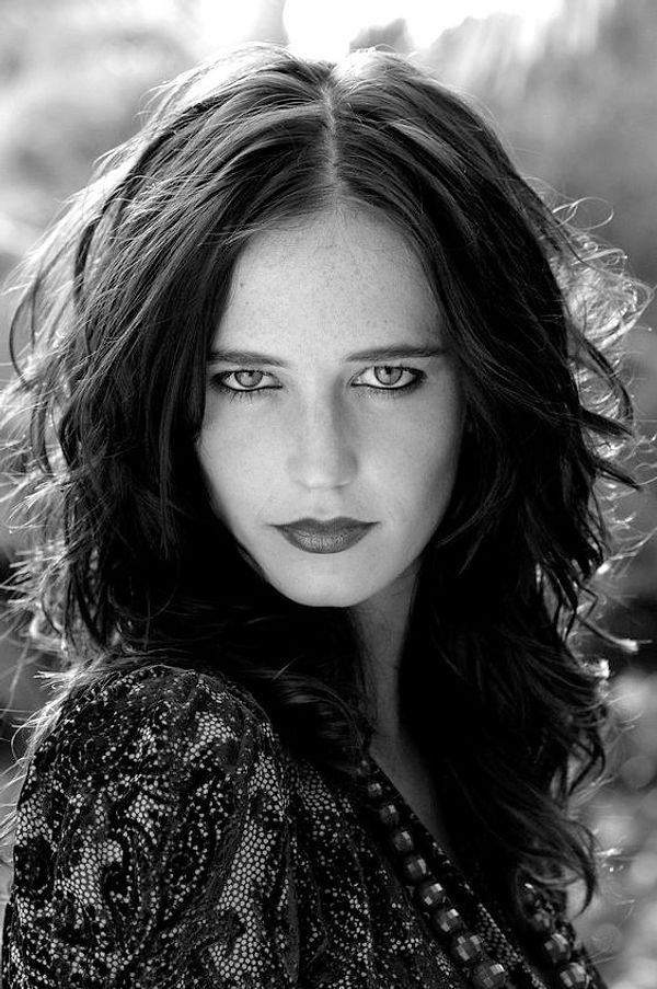 The first example we should give when talking about people with “hooded eyes” is Eva Green.