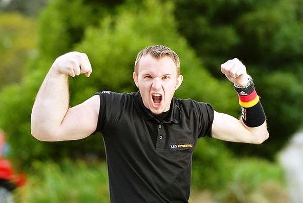 4. Это Маттиас Шлитте. Он родился с гигантской рукой, что позволило ему стать профессиональным армрестлером.