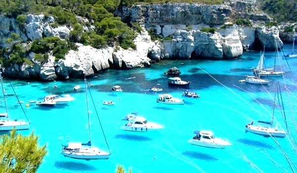 10. Кажется, что все эти катеры парят над водой, но это не так. Вода на острове Майорка, Испания, настолько чистая, что корабли отбрасывают тень на дно.