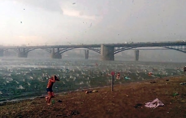 19. Кино про апокалипсис? Нет, это просто Россия, детка. В Новосибирске, в июле 2014, загорающих на пляже застал внезапно начавшийся град. И средний размер "градинок" тогда был с мяч для гольфа.