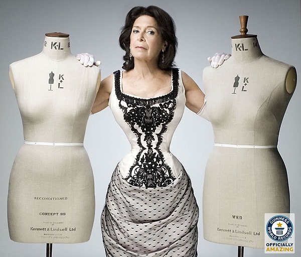 22. Обычно супер тонкая талия - результат фотошопа, но на этом снимке это далеко не так. Эту женщину зовут Кэти Юнг. Она обладает самой тонкой талией в мире, и ей (ВНИМАНИЕ!) 70 лет.