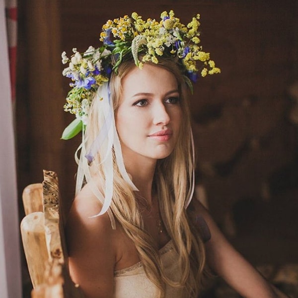 20. Надеть на голову цветастый венок из полевых цветов...