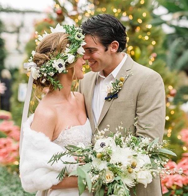 19. Завершить образ белыми анемонами...