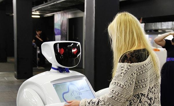 Çakal robot Promobot, laboratuvarda kapının açık olmasından faydalanıp kaçmış! Yanlış duymadınız, kaçmış.