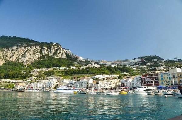 10. Sorrento'ya yarım saat uzaklıktaki Capri adası