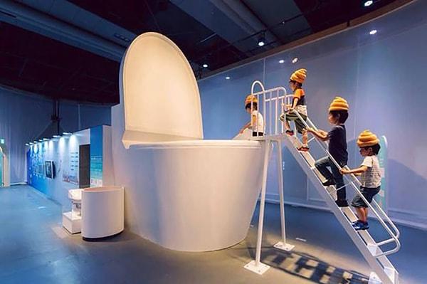 Bu, Tokyo Gelişmekte Olan Bilimler ve İnovasyon Müzesi'nde tuvalet ve kanalizasyon konusunda farkındalık yaratmak isteyen interaktif bir sergi.
