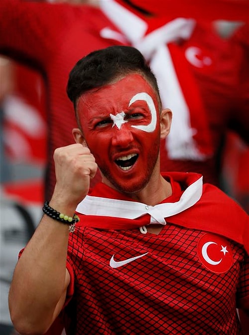 Türk taraftarlar tribünlerde yerini aldı