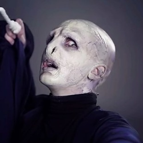 Voldemort'a bir ömür boyu birlikte olmak istediğini söylersiniz bir bakmışsınız akça pakça bir hanımefendi çıkar.