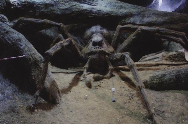 Julian Glover'ı büyücüler dünyasından hatırlamazsınız çünkü dev örümcek Aragog'un sesiydi.