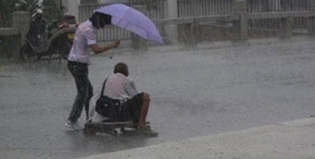 4. This woman, who teaches a lesson in humanity, tries to help a disabled, homeless man.
