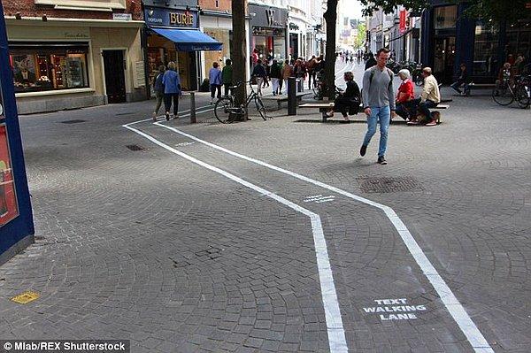 Belçika'nın Anvers kentinde, yoğun sokaklar üzerinde, akıllı telefon kullanıcılarının başkalarına çarpmaması için ayrılmış alanlar mevcut