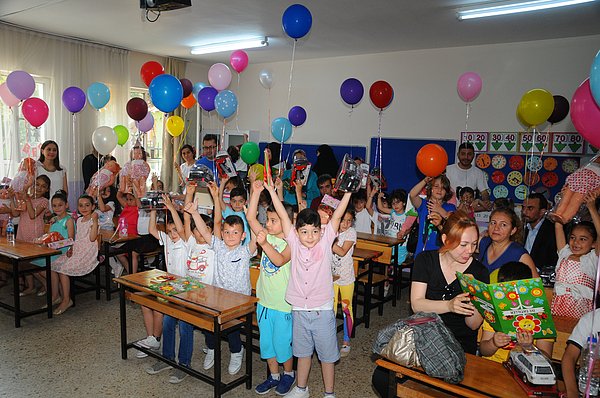 650 öğrencinin karne heyecanına ortak oldular.