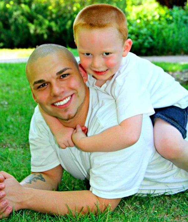 28 yaşındaki Josh Marshall ve 8 yaşındaki oğlu Gabriel Marshall, Kansas'ta yaşıyorlar.