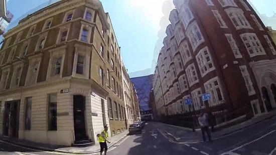 Англичанин прибыл на следующую станцию метро раньше поезда