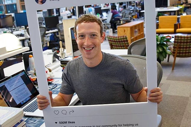 Zuckerberg de Laptop Kamerasını Bantlayan Paranoyaklardan Çıktı