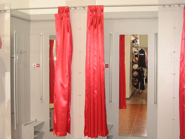 16. «Я переспала с клиентом во время рабочего дня. Мы пробрались в примерочную. Это были самые волнительные 10 минут в моей жизни»