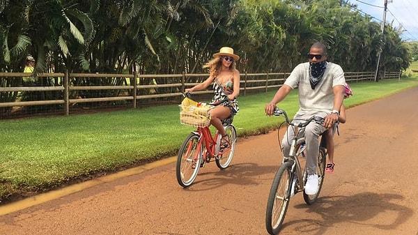 20. Eğlenceli Hawaii tatilleri sırasında maaile bisiklet turuna da çıktılar. Jay Z bisikleti sürerken 4 yaşındaki kızları da babasının arkasında oturdu.