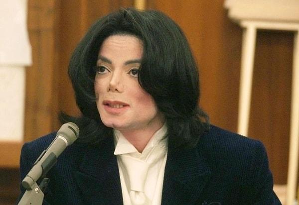 Soruşturmayı yürüten görevlilerden birine göre bulunan bu deliller Michael Jackson'ın çocuklara yakınlık kurmasını kolaylaştırmak adına uyguladığı yöntemler.