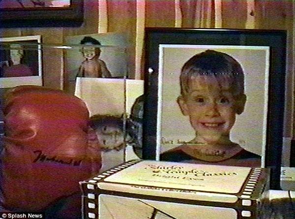 Yine aynı görüntülerde dönemin en büyük çocuk yıldızı Macaulay Culkin'in de çerçeveli fotoğrafı bulunmakta.