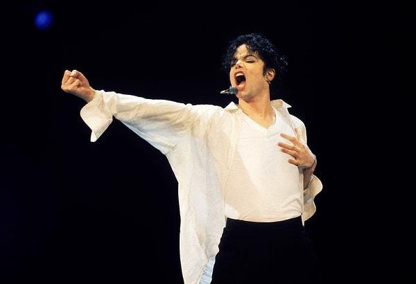Tüm bu iddaalar ve görüntüler yan yana geldiğinde insanın kafasında bi' şüphe olmuyor değil ancak diğer bir taraftan da mahkemece suçsuz bulunmuş bir Michael Jackson var.